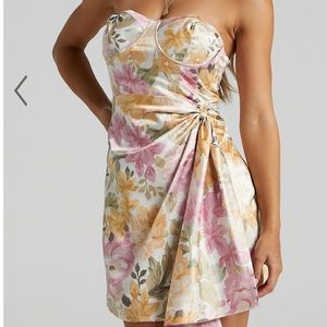 SHOW PO DRESS
STRAPLESS 
FLORAL PRINT 
SIZE 6
WORN ONCE
PERFECT CONDITION